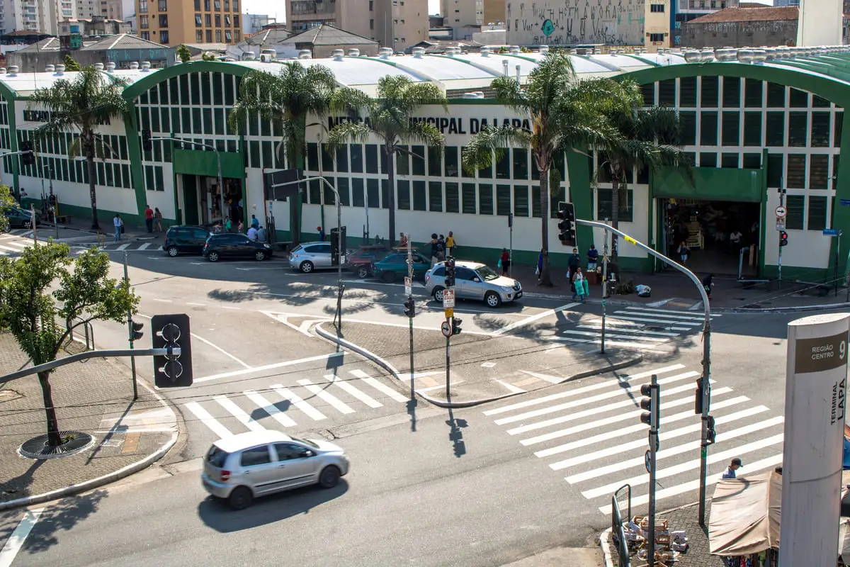 Mercado Municipal da Lapa visto do alto, com o Terminal Lapa e o movimento da avenida em São Paulo